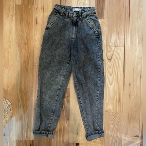 Garage mom fit acid wash jeans. Size 00, fits closer to a 0-2